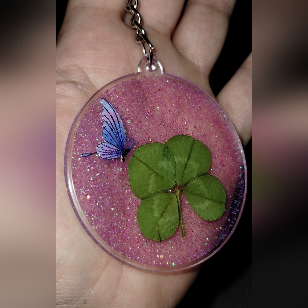 Real 4-Leaf Clover Keychain Good Luck Pressed Clover 2.5" with Butterfly Accent - Picture 9 of 11